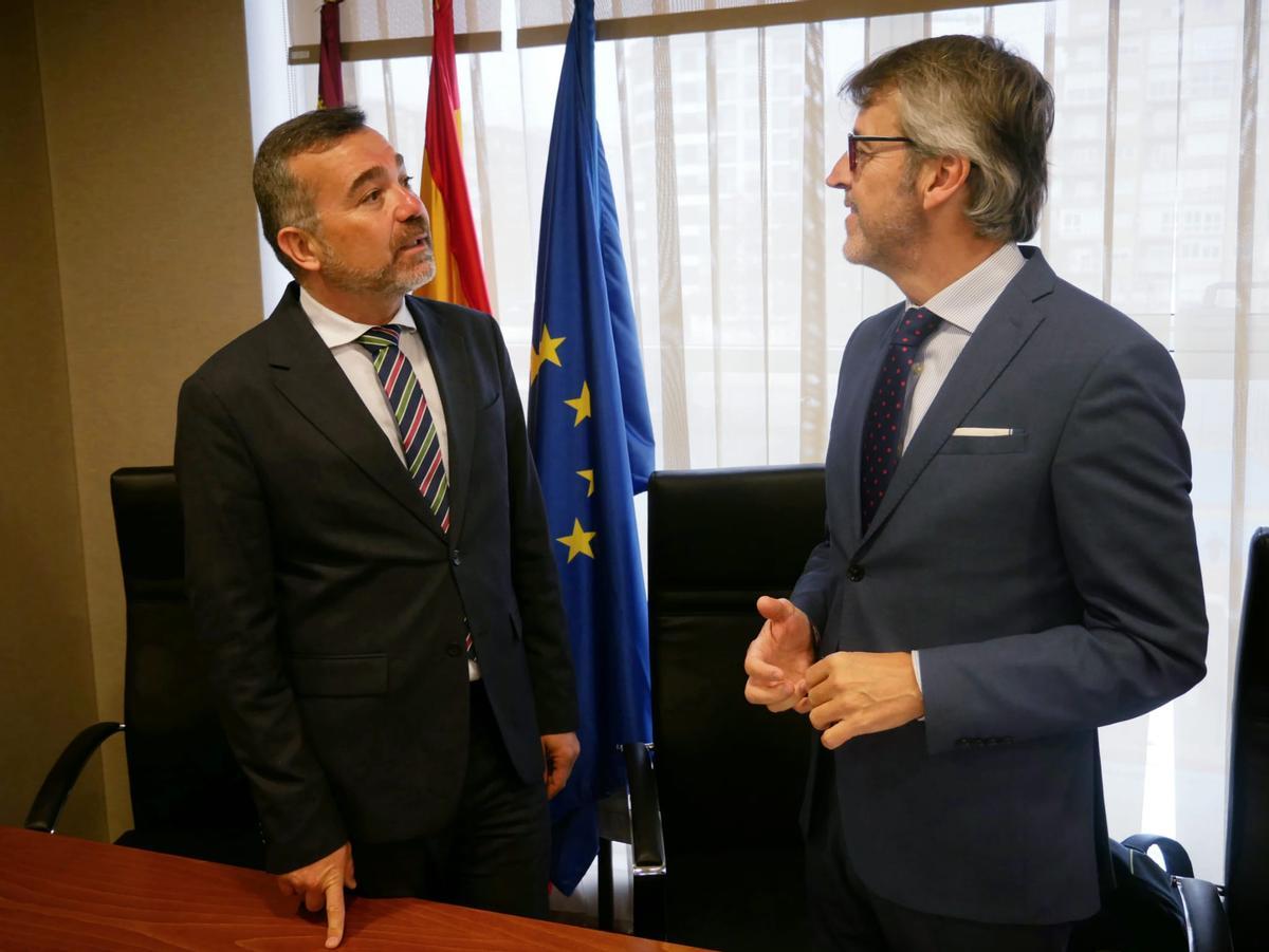 Carlos Albaladejo (PP) y el consejero Luis Alberto Marín.