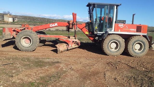 La motoniveladora trabaja exhaustivamente en los caminos en peor estado.