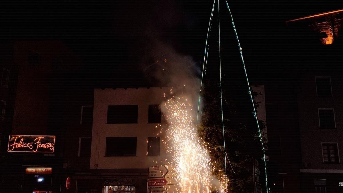 Aínsa inicia la Navidad con villancicos, en encendido de luces y espectáculo pirotécnico.