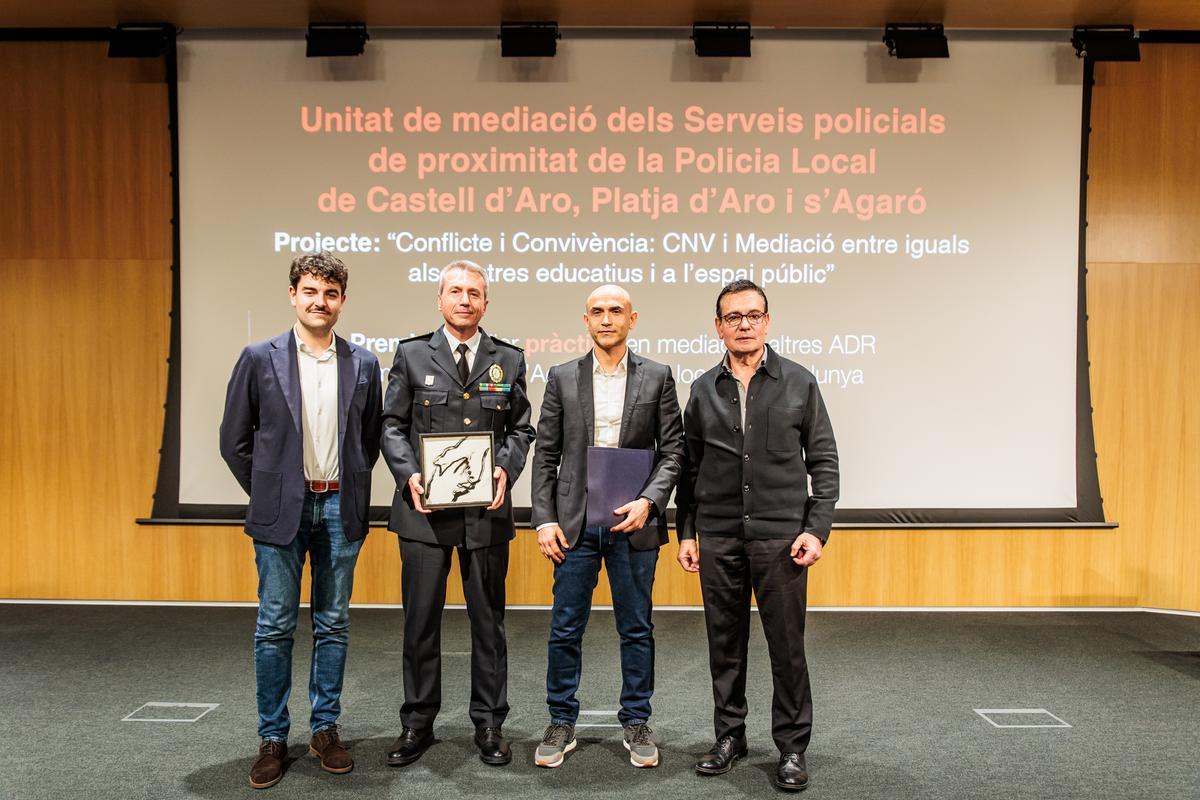 El cap de la Policia Local, l'inspector David Puertas i el sotsinspector, Andreu Masegosa amb dos membres del jurat en l'entrega del premi de Justícia.