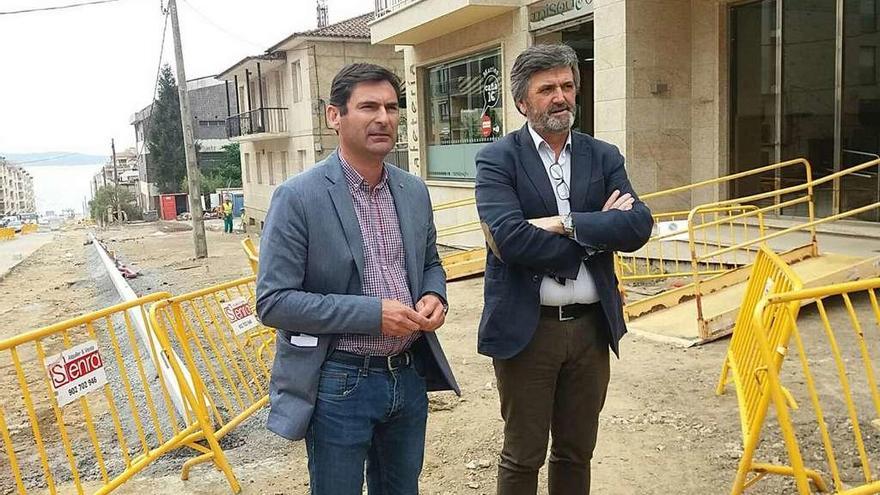 El alcalde de Sanxenxo, Gonzalo Pita, visita las obras de Luis Rocafort con el concejal de Urbanismo. // G.S.