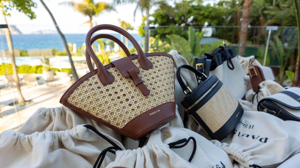 Algunos de los bolsos de PARIS/64 que protagonizaron 'Hosted by' en el hotel Bless Cala Nova