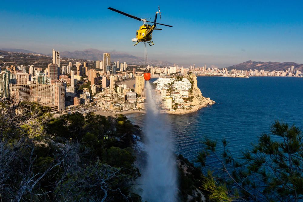 Declarado un incendio junto a la torre del Aguiló en la Cala de La Vila