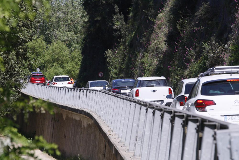 Cues a la «carretera de la Vergonya» per les obres