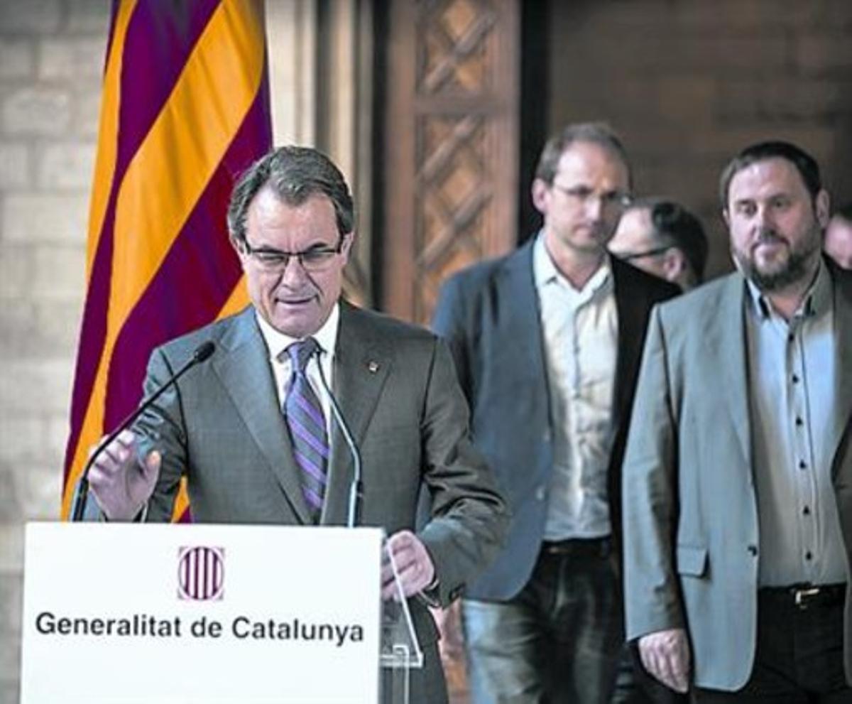 Mas, amb Herrera i Junqueras darrere, dijous al Palau. Mas, amb Herrera i Junqueras darrere, dijous al Palau.