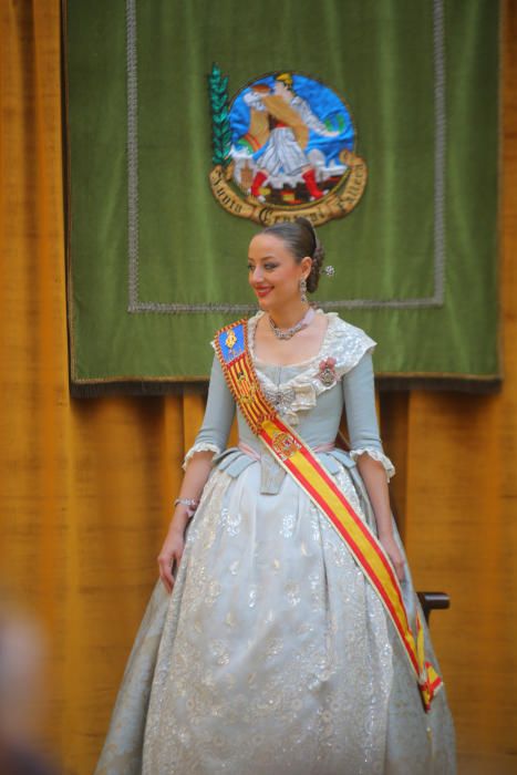 Intercambio de fotos con la fallera mayor e imposición de bunyols d'or