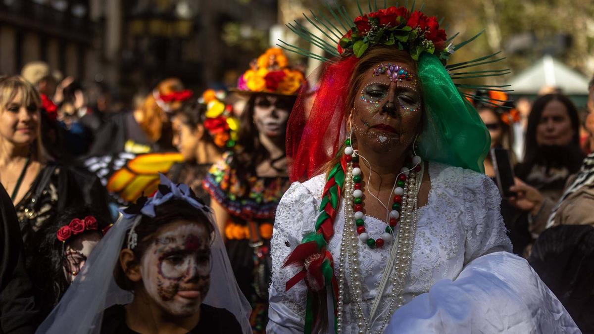 Espectacular desfile de Catrinas por La Rambla