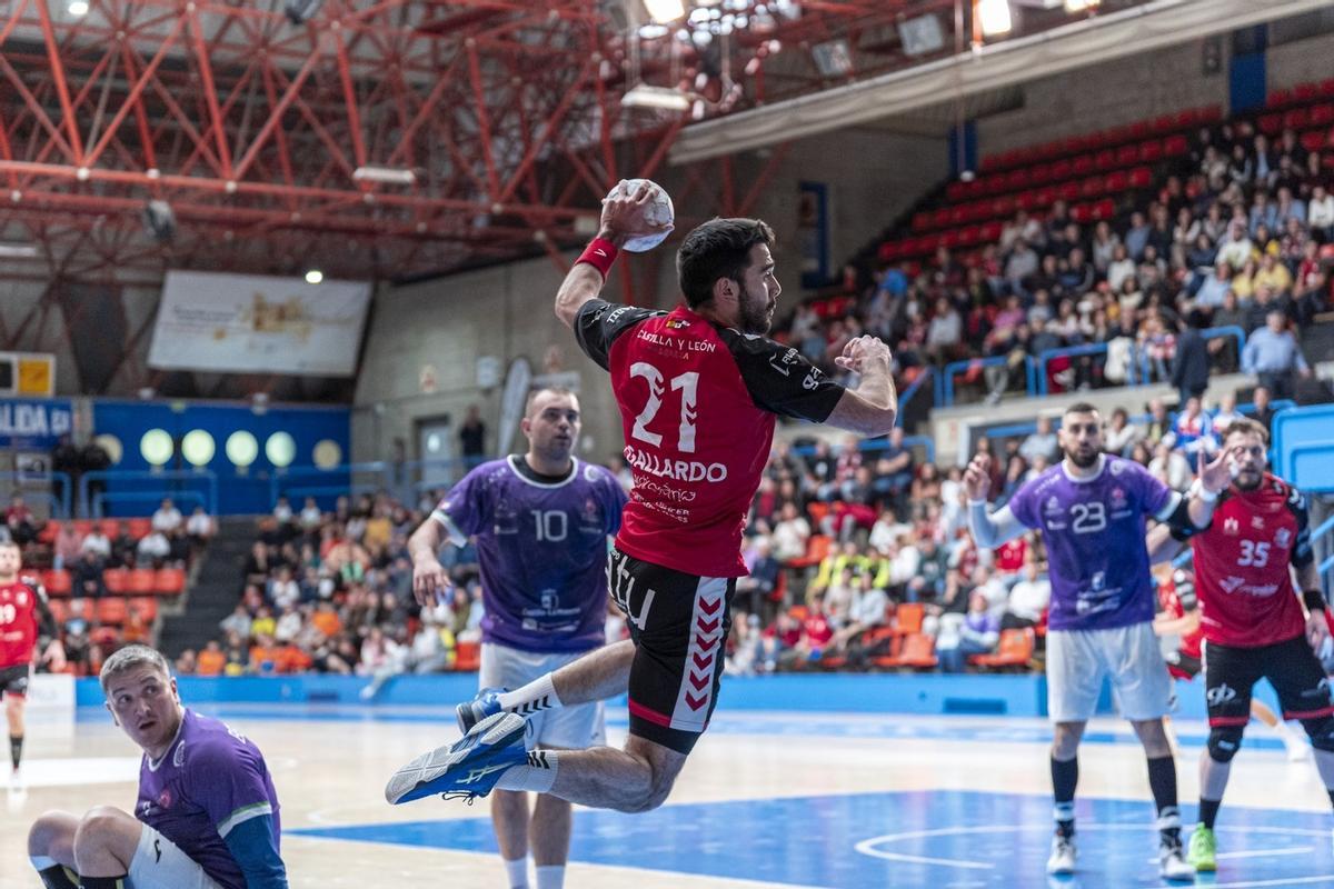 Jaime Gallardo intenta el lanzamiento en una acción con el Balonmano Burgos.