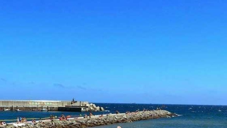 Bañistas, ayer, en la playa de Palmera.