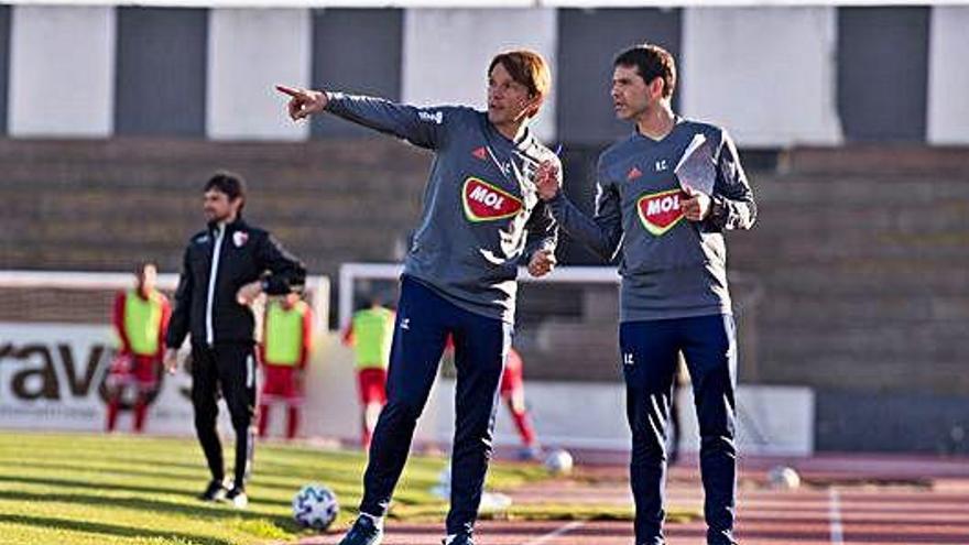 Xevi Coll, amb Joan Carrillo, durant un partit amb el Videoton.