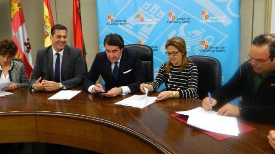 Los alcaldes, en la firma con el consejero de Fomento