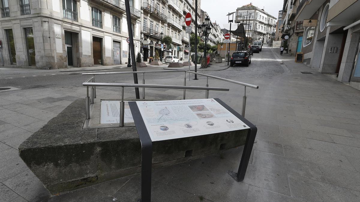 Lugar señalizado donde se encuentran los restos de la muralla en A Laxe