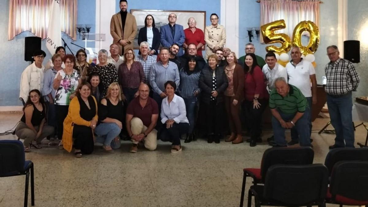 Vecinos y autoridades de El Tanque en el 50 aniversario del Tele Club.
