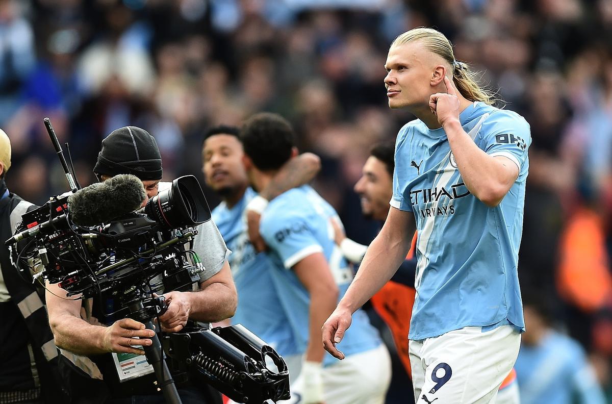Erling Haaland celebra la victoria del City al finalizar el partido ante el Arsenal