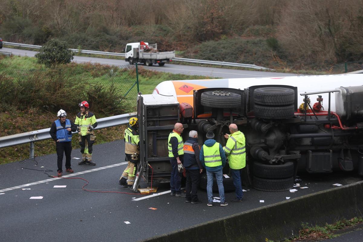 Un accidente entre un camión de mercancías peligrosas y un turismo deja dos heridos y dificulta la circulación en la AP-9