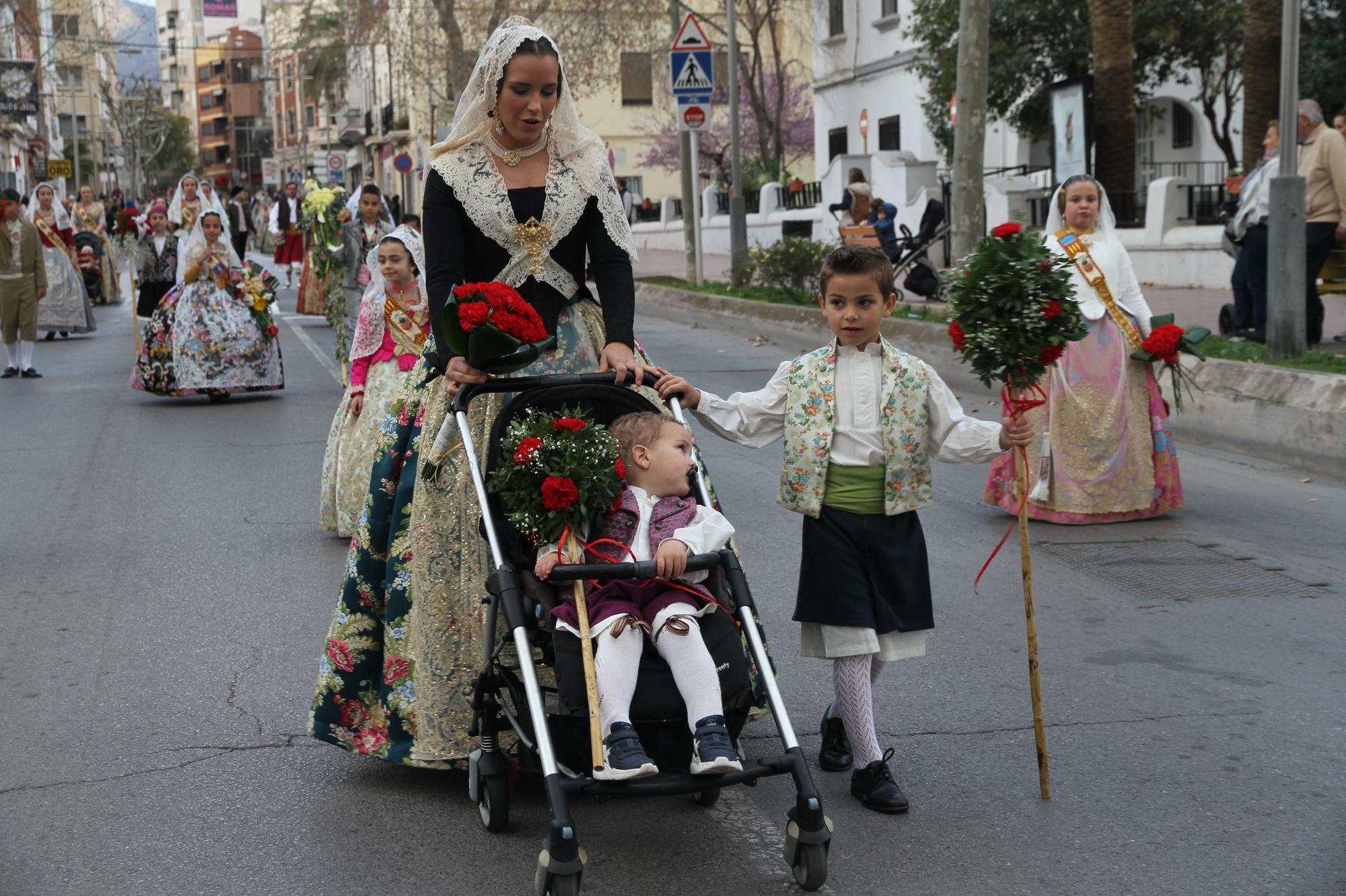 Emotiva y participativa ofrenda en las Fallas de la Vall