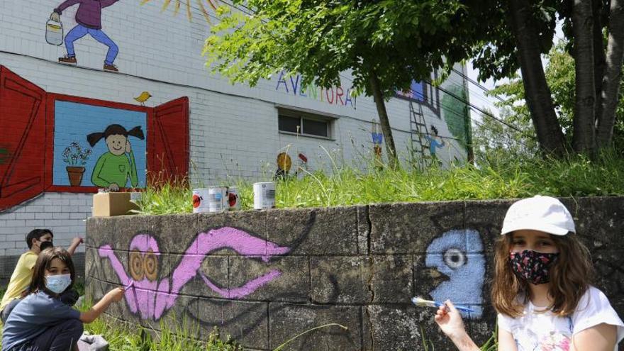 Alumnos pintan en el exterior del colegio de Merza, en 2021. |   // BERNABÉ/JAVIER LALÍN