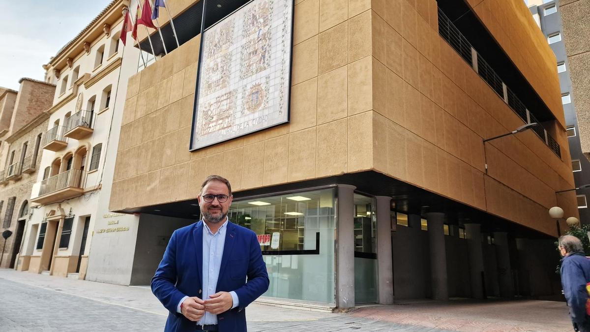 El alcalde, Diego José Mateos, a las puertas del Centro Cultural, este lunes.