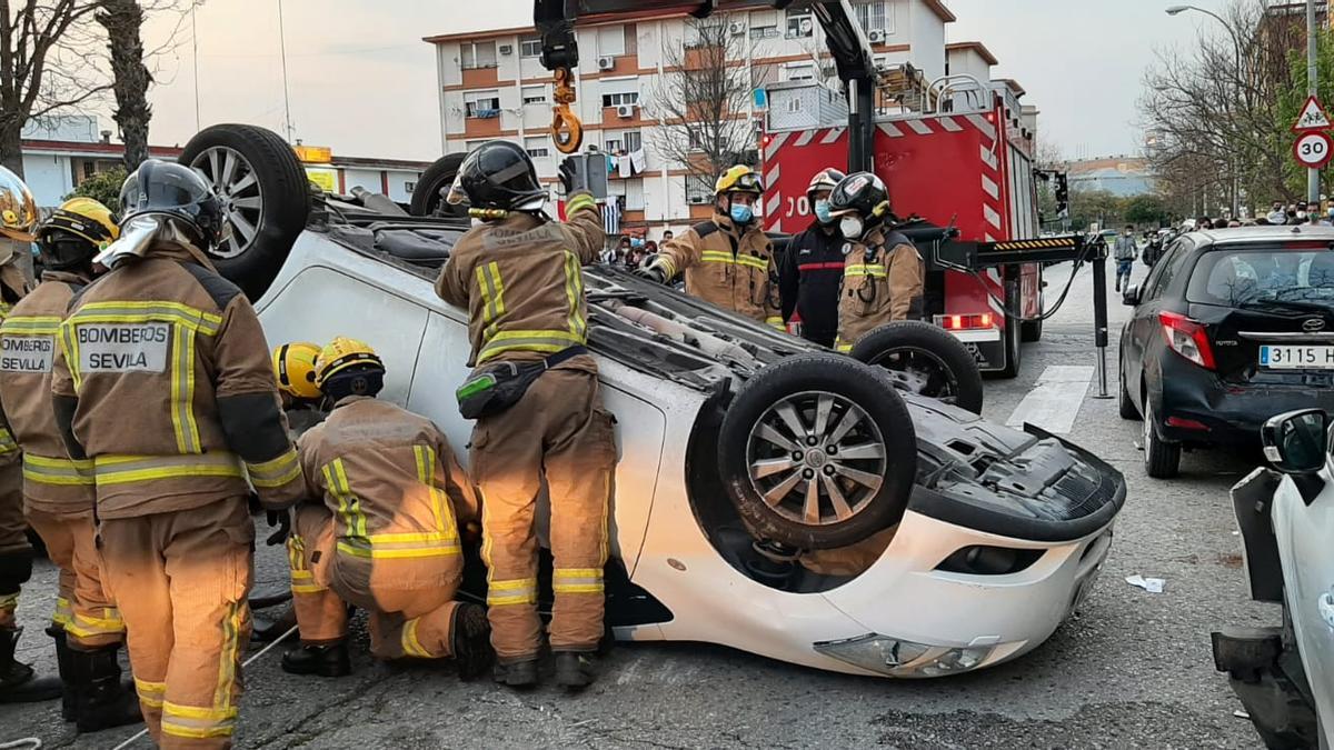 Bomberos asisten un accidente de tráfico en Sevilla