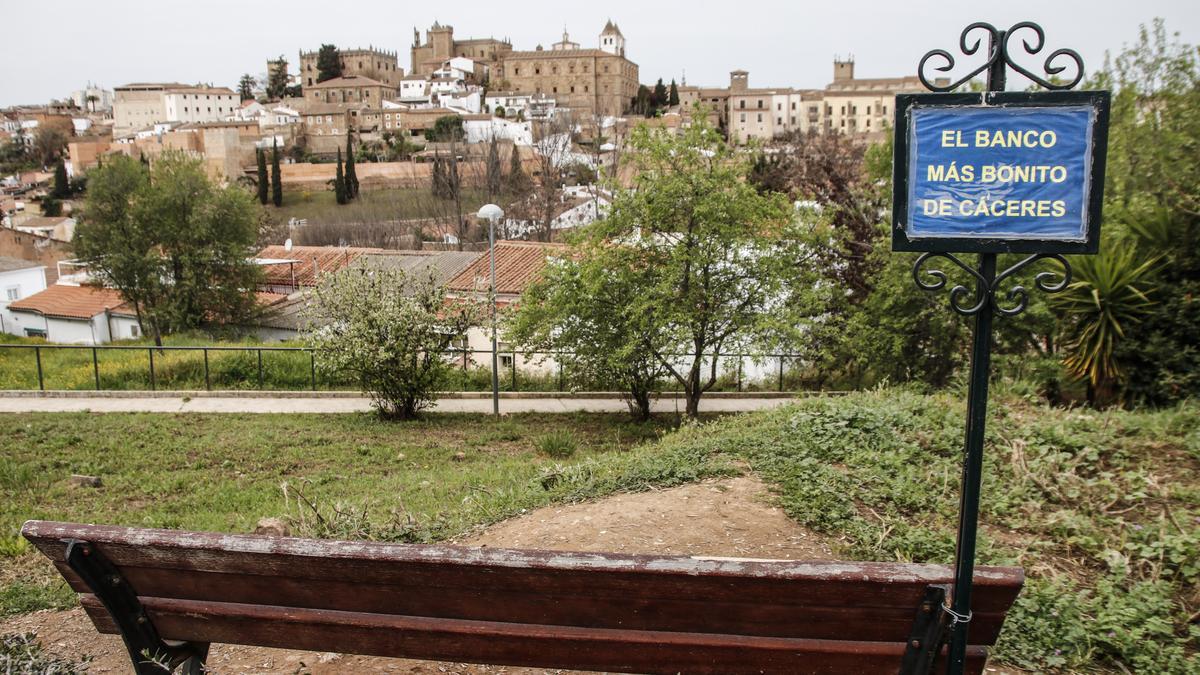 San Marquino: Esta barriada, en la falda de la Montaña, constituye el mejor mirador hacia el casco histórico, máxime ahora que se ha restaurado el alzado Este de la muralla, en el que se aprecian la torre de Hernando Pizarro, el cubo del Olivar de la Judería, la torre de los Aljibes, el Baluarte de los Pozos, la torre del Río, el Arco del Cristo, los distintos lienzos y, tras la muralla, el conjunto monumental. Ya existe un mirador en la zona desde ‘el banco más bonito de Cáceres’, pero el Consorcio Ciudad Histórica habilita otro en un terreno municipal que quiere ultimar este año.