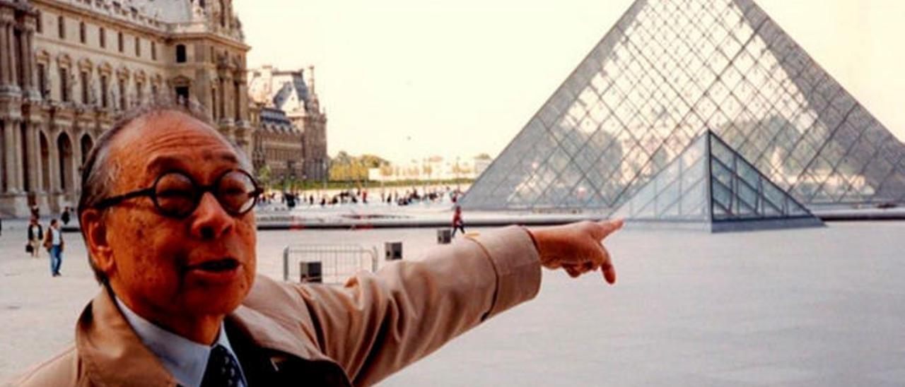 leoh Ming Pei ante la pirámide del Louvre.v