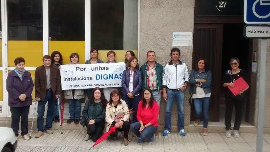 Los trabajadores, ayer, durante la concentración de protesta.