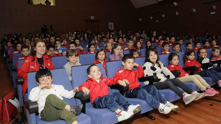 Los escolares de A Bandeira y Oca llenaron el aforo del auditorio. // Bernabé/Javier Lalín