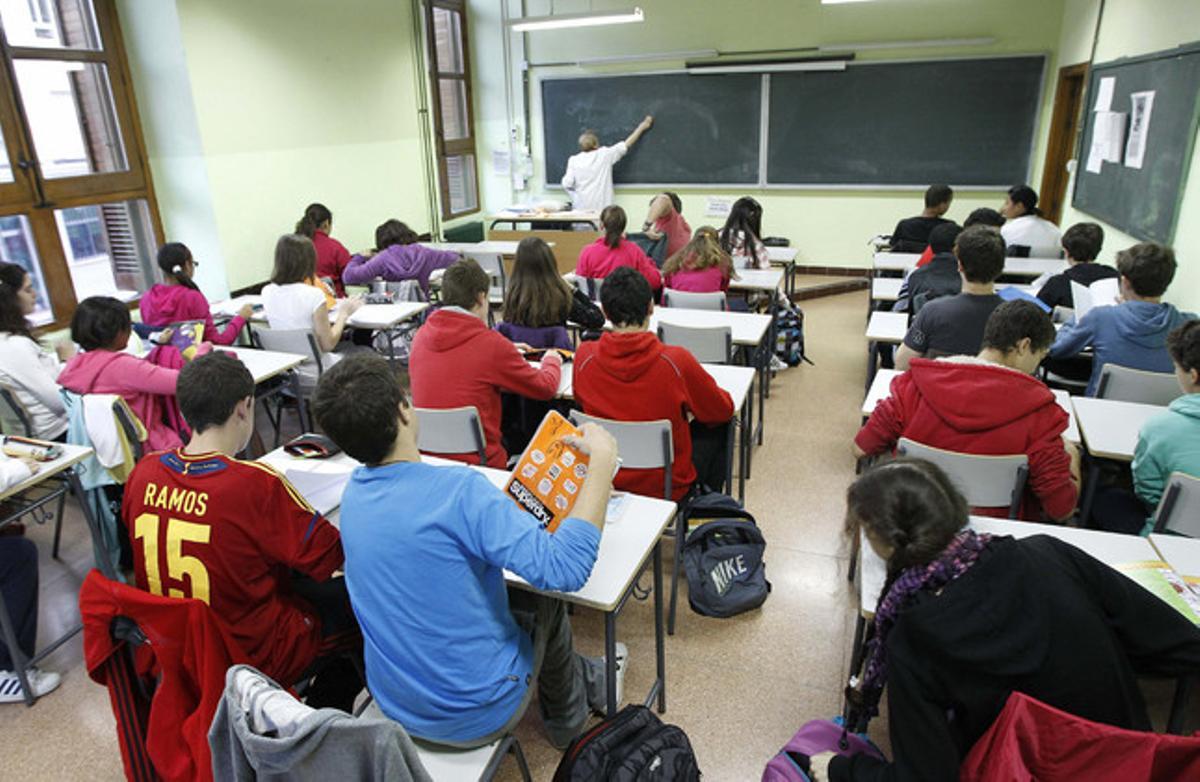 Un grupo de alumnos asisten a una clase, en un instituto de Madrid. 