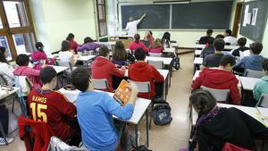 Un grupo de alumnos asisten a una clase, en un instituto de Madrid. 