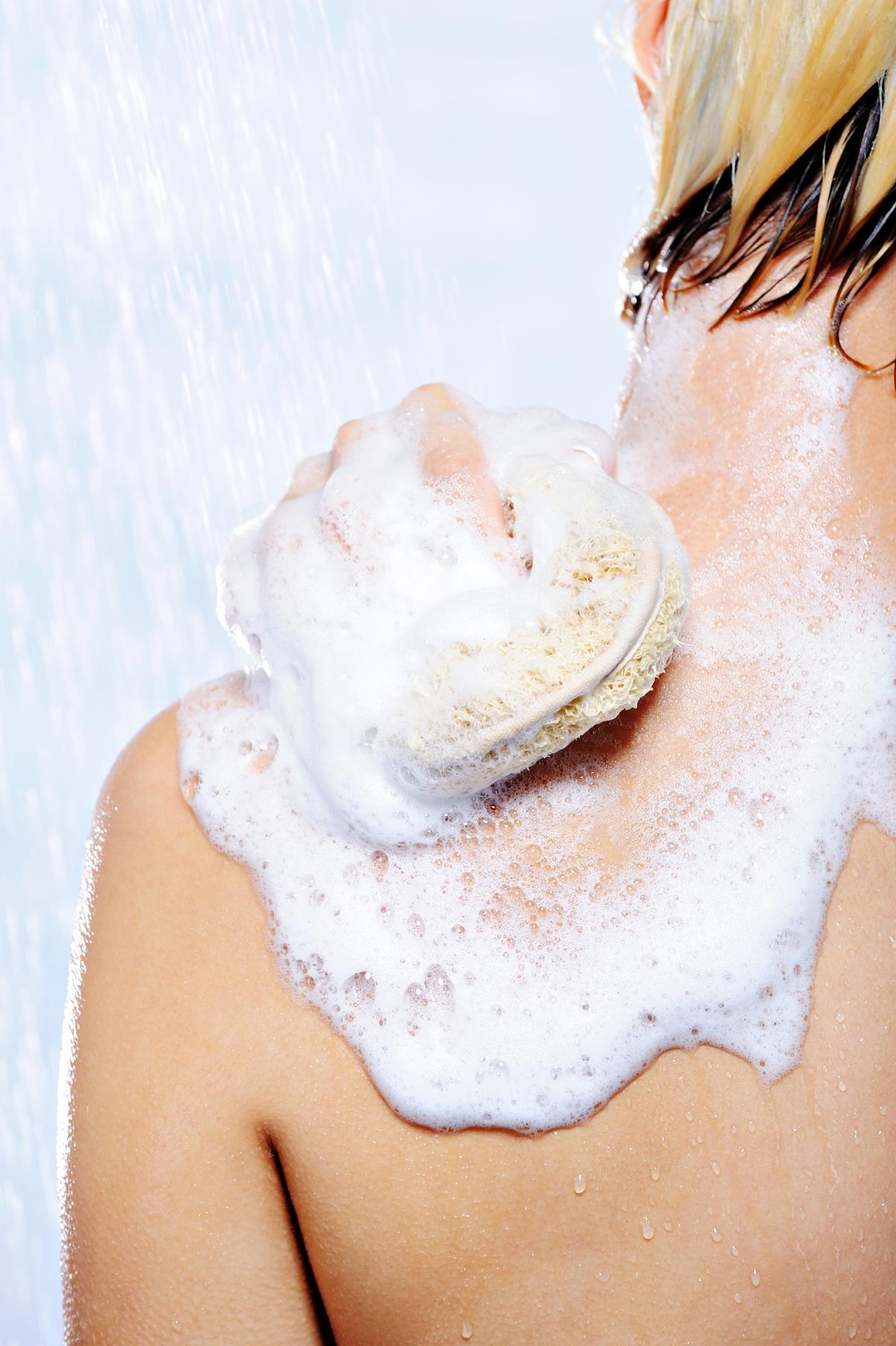 La esponja actúa como exfoliante, limpia y permite higienizar más en profundidad que la mano.
