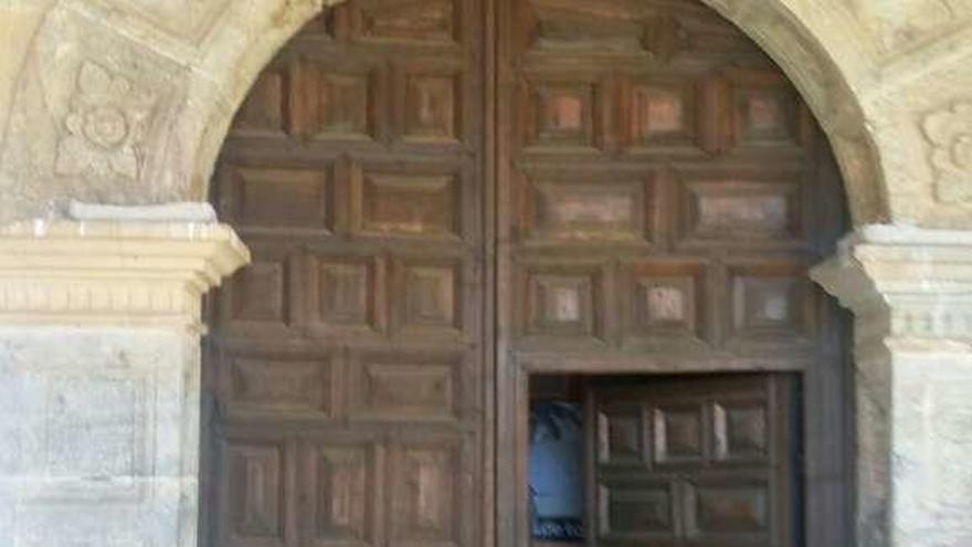 La puerta de la iglesia de Justel, forzada.