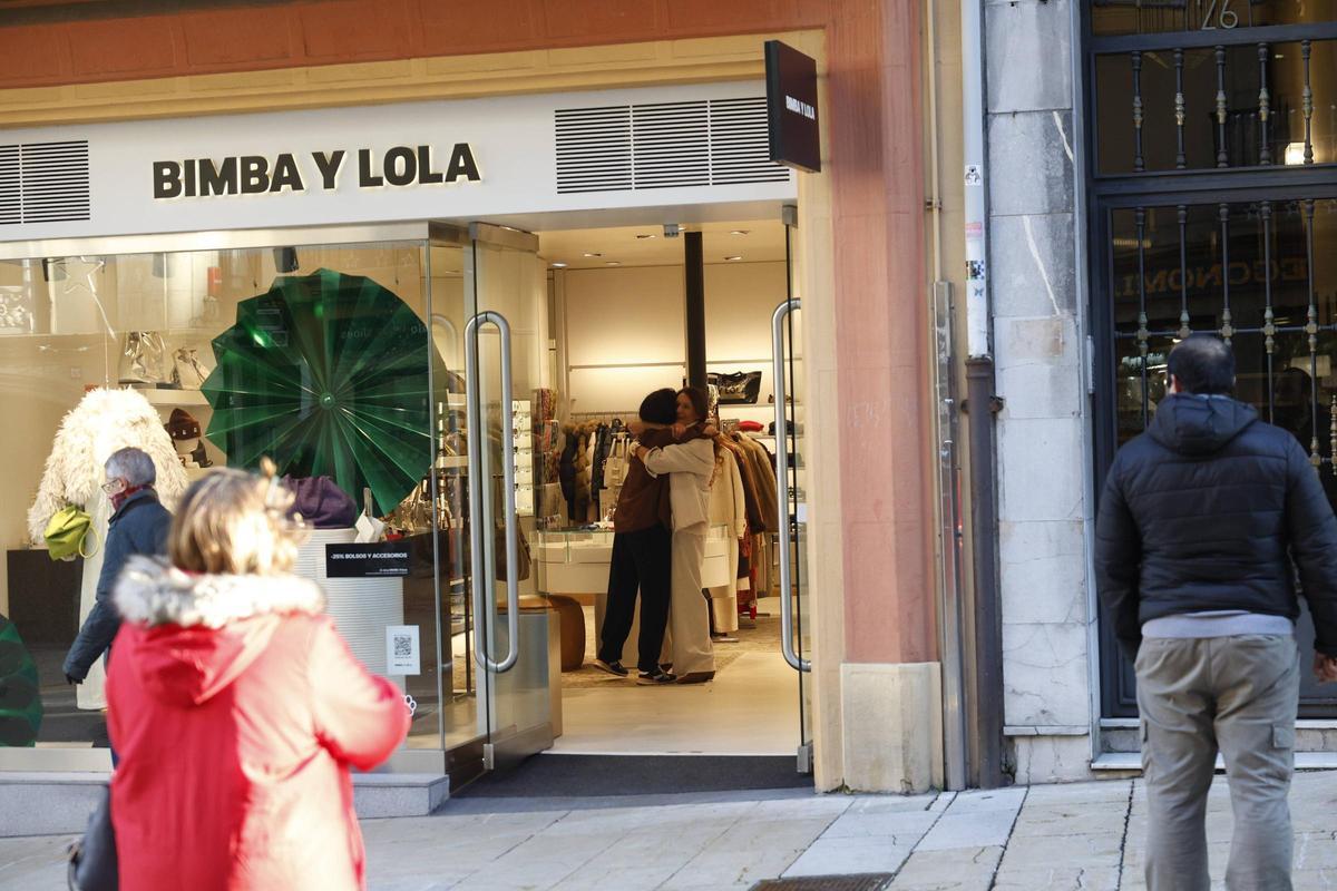 EN IMÁGENES: Bimba y Lola celebra en Asturias el segundo premio de la lotería de Navidad