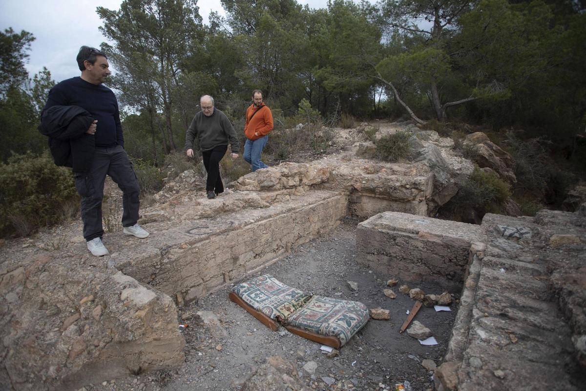 Investigadores en trincheras de Sagunt