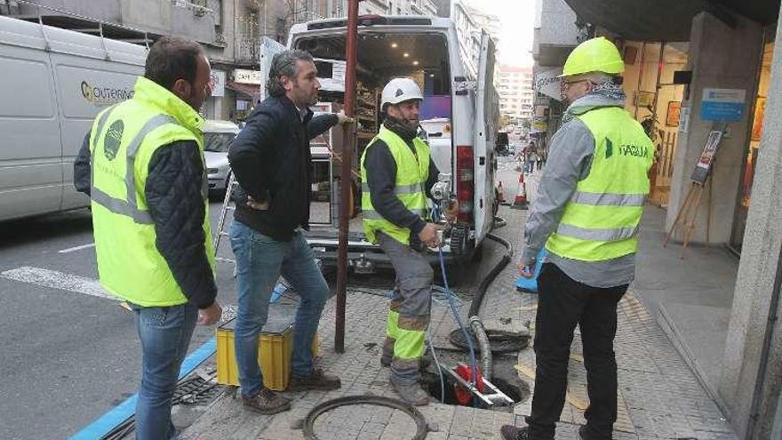 Tecnicos de Viaqua y Canalis, ayer, en calle Celso Emilio. // I.Osorio