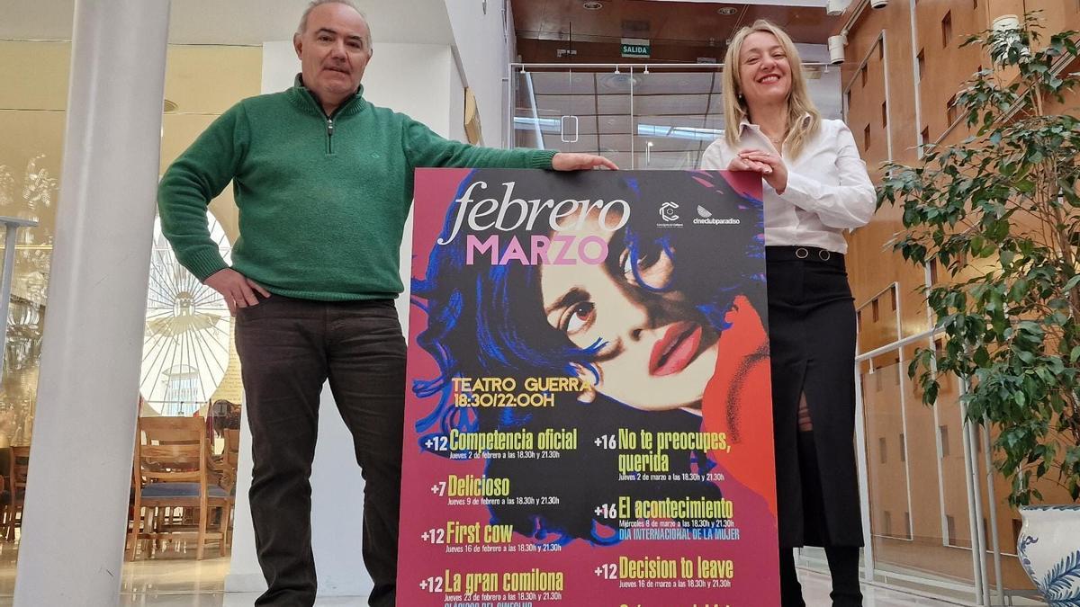 Jesús Martínez y María Ángeles Mazuecos con el cartel con la nueva programación del Cineclub Paradiso.