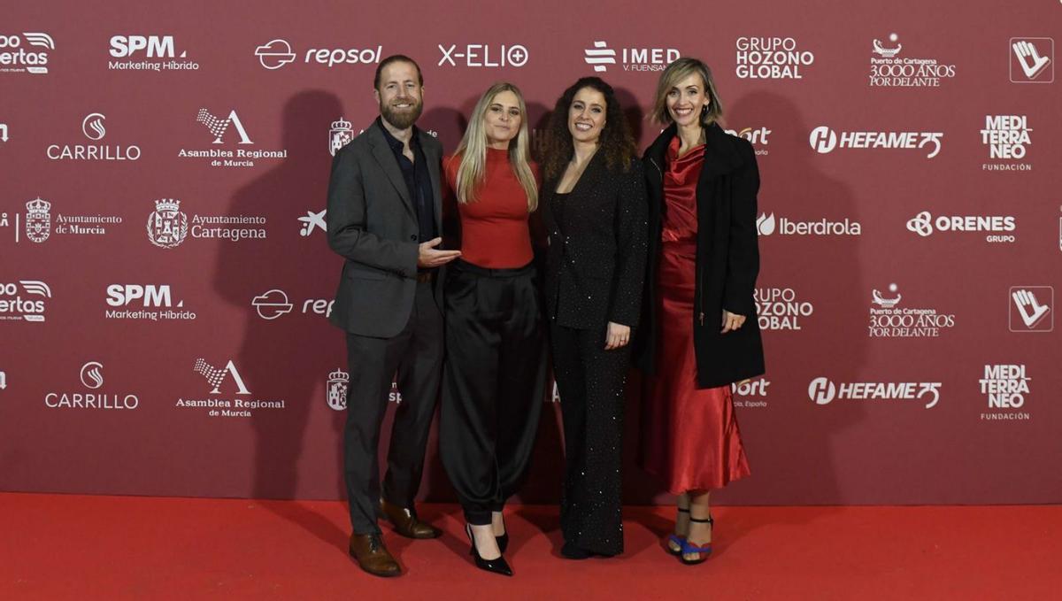 Los presentadores de la gala, Fran Sáez y Azucena Marín, junto a Sonia Martínez y Raquel Moreno, gerente y directora de Eventos del diario La Opinión, respectivamente. | ISRAEL SÁNCHEZ