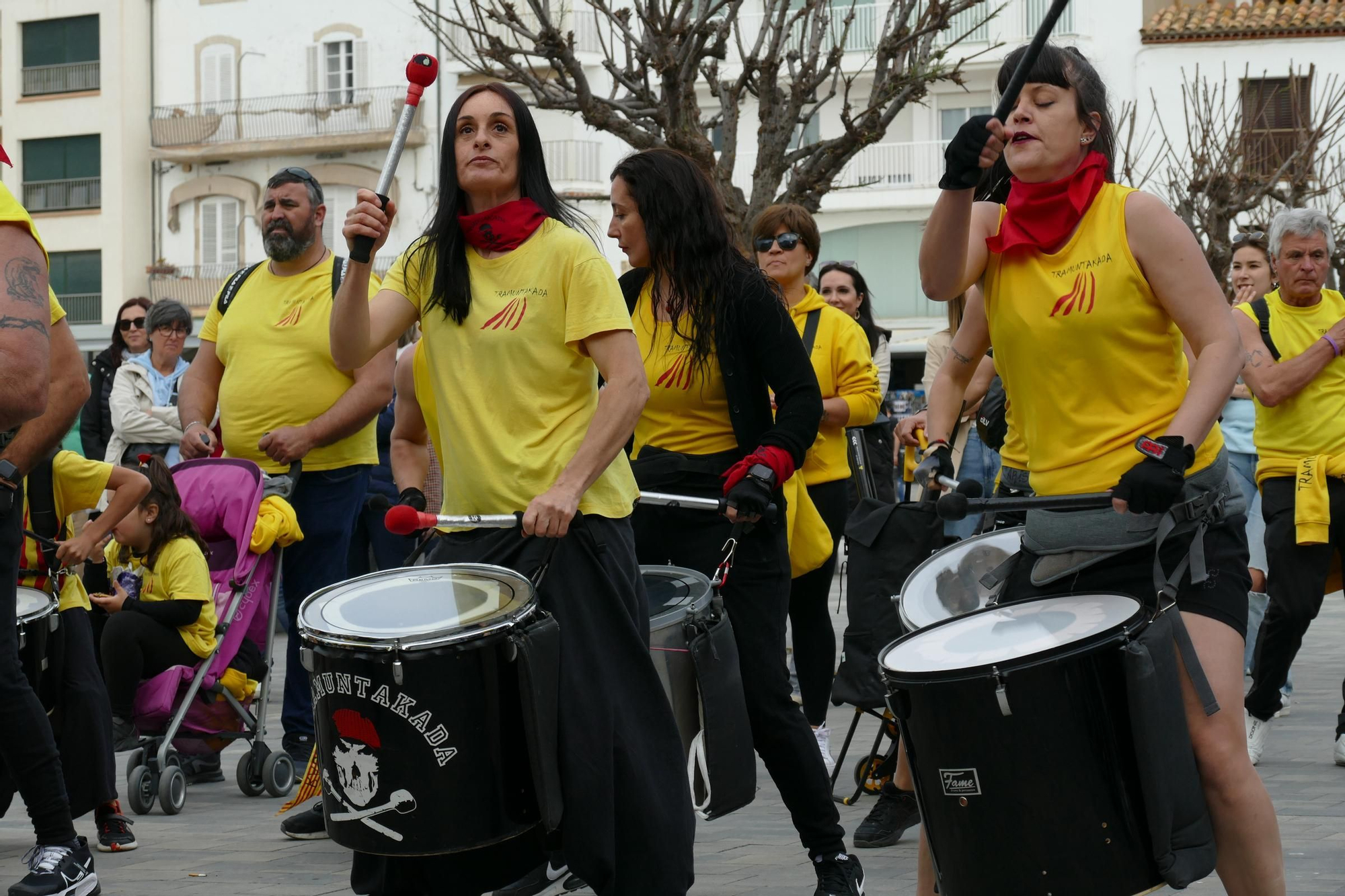 La Batuscala celebra 10 anys desembarcant a la platja de les Barques de l'Escala