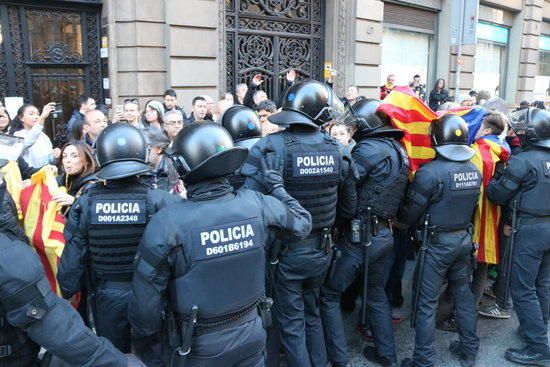 Protesta per la presència de Felip VI a Barcelona sota un fort dispositiu de seguretat