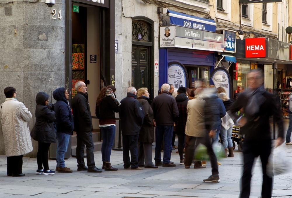 Colas para comprar los décimos antes del Sorteo