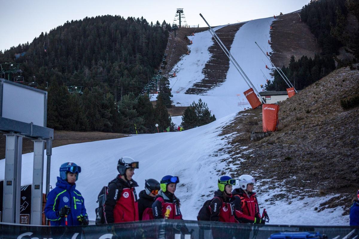 El aumento de las temperaturas significa que la gran mayoría de las estaciones de esquí del mundo ya dependen de la nieve artificial para aumentar la capa de nieve y prolongar la temporada, pero una racha récord de clima templado a fines de diciembre significa que incluso la nieve artificial ya no es posible en algunas áreas como en La Molina