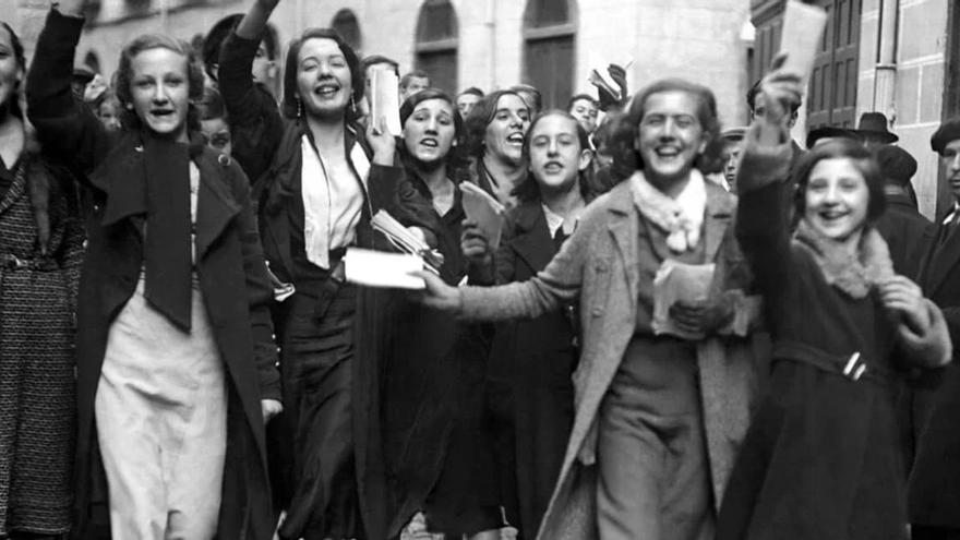 Entusiasmo de un grupo de mujeres tras aprobarse el derecho al voto en 1931