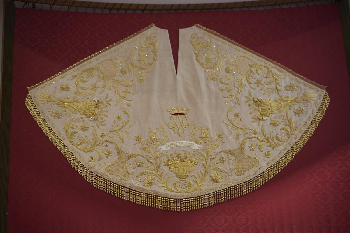 Así es el manto de la Virgen "Un poco de muchos" al detalle Así es el manto de la Virgen "Un poco de muchos" al detalle