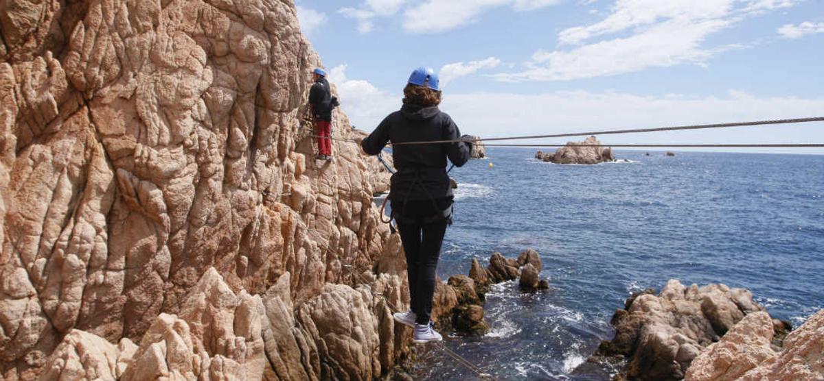 Unes noies passant per la Via Ferrata de Sant Feliu de Guíxols