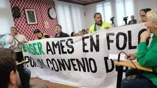 Operarios de la limpieza en huelga toman el pleno del Concello de Ames