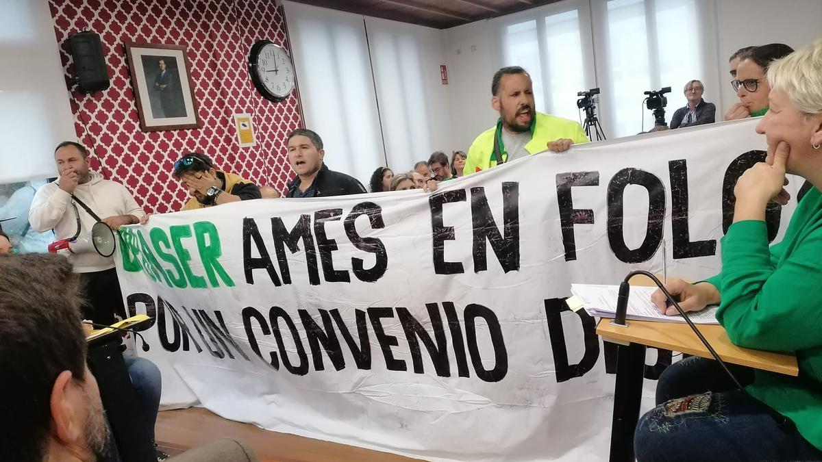 Operarios de la limpieza de Ames en el momento de tomar el pleno