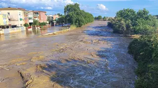 El río Foix desbordado a su paso por Cubelles