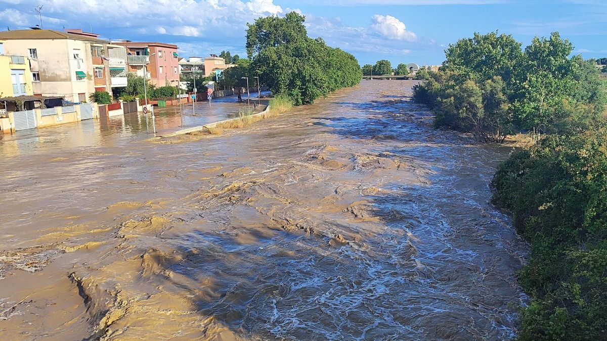 El río Foix desbordado a su paso por Cubelles