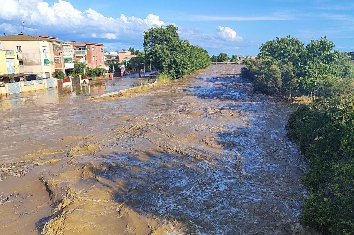 El río Foix desbordado a su paso por Cubelles