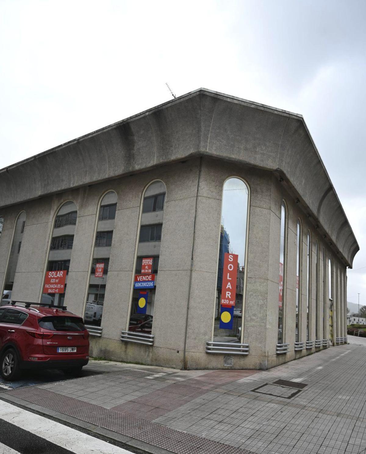 Antiguo gimnasio Budo, con los carteles que ofrecen su venta.