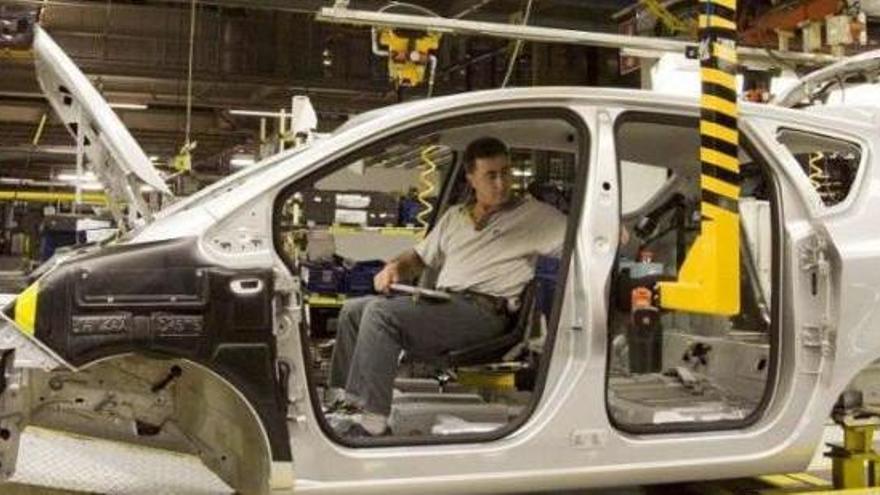 Un trabajador de la planta de Figueruelas (Zaragoza) de Opel.